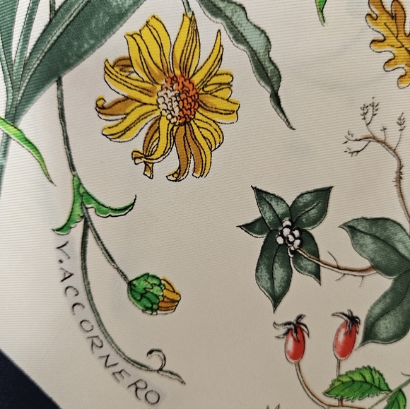 💖GUCCI Vintage floral Silk Scarf with Navy Border 34X34" authentic💖💖💖 - Picture 8 of 13